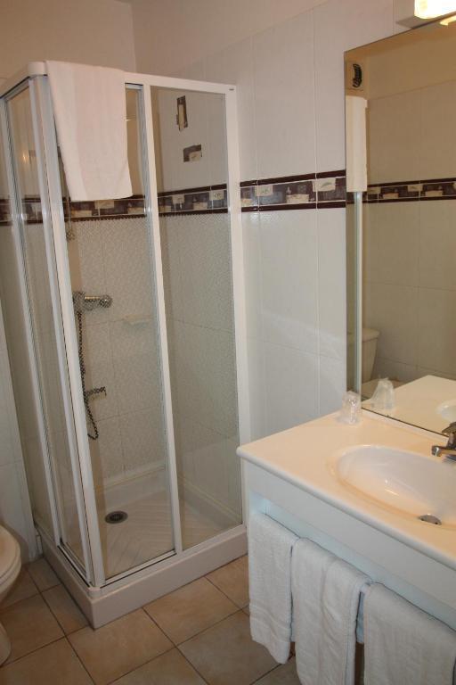 Hotel Les Tilleuls De Pareloup A Salles-Curan Bilik gambar