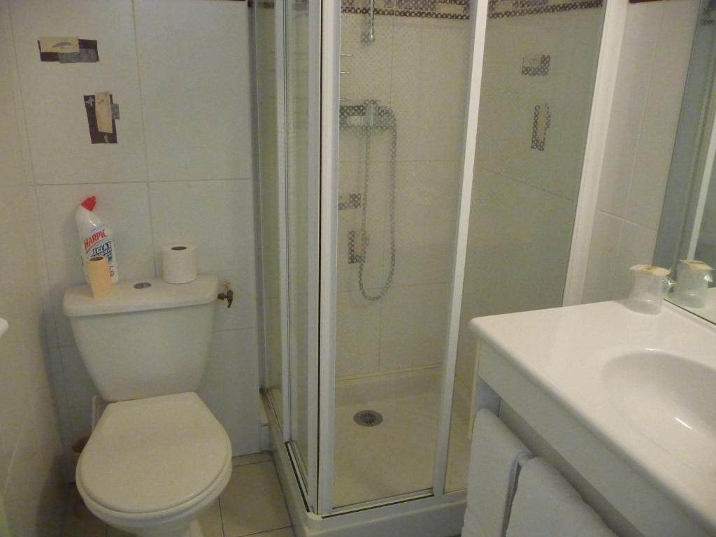 Hotel Les Tilleuls De Pareloup A Salles-Curan Bilik gambar