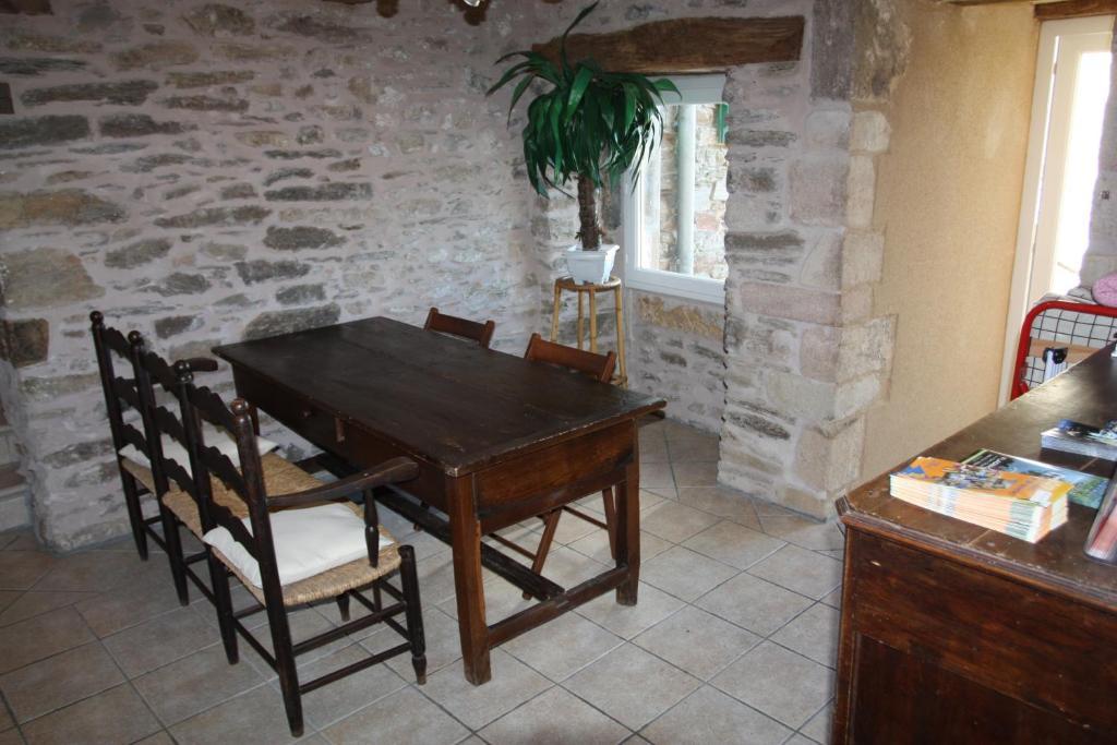 Hotel Les Tilleuls De Pareloup A Salles-Curan Luaran gambar